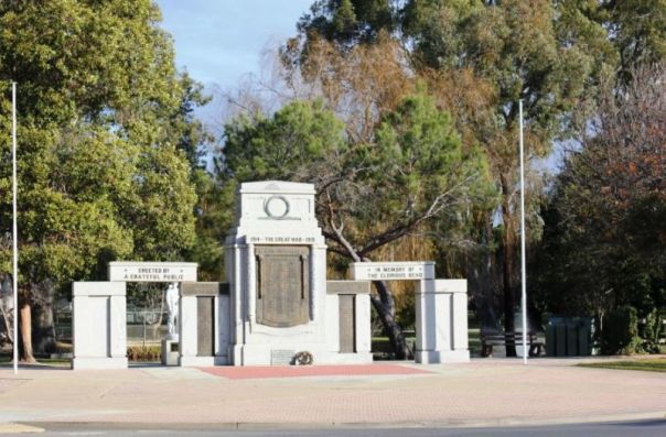 Deniliquin_Cenotaph_-53639-21015.jpg